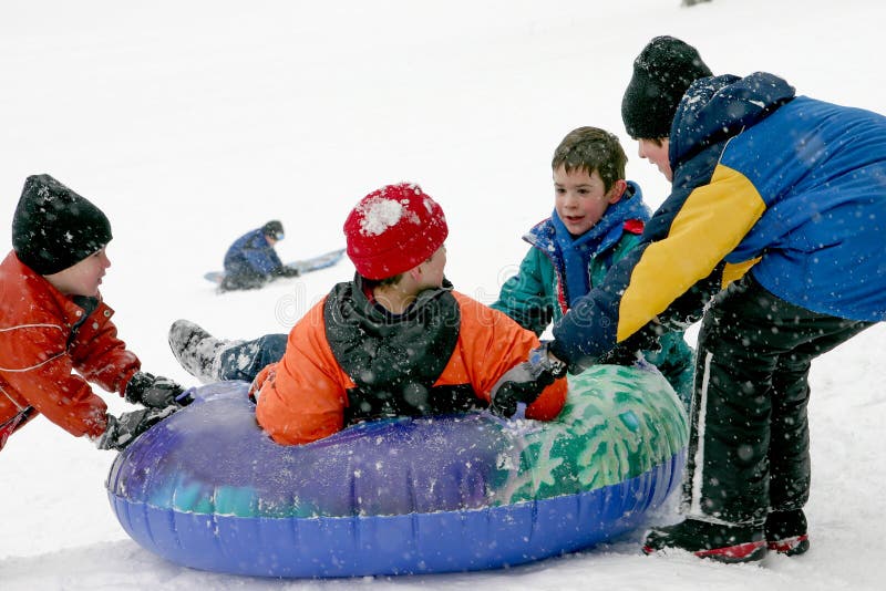 Bambini che giocano in una Tempesta di Neve.