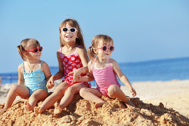 Bambini felici di giocare in spiaggia in estate.