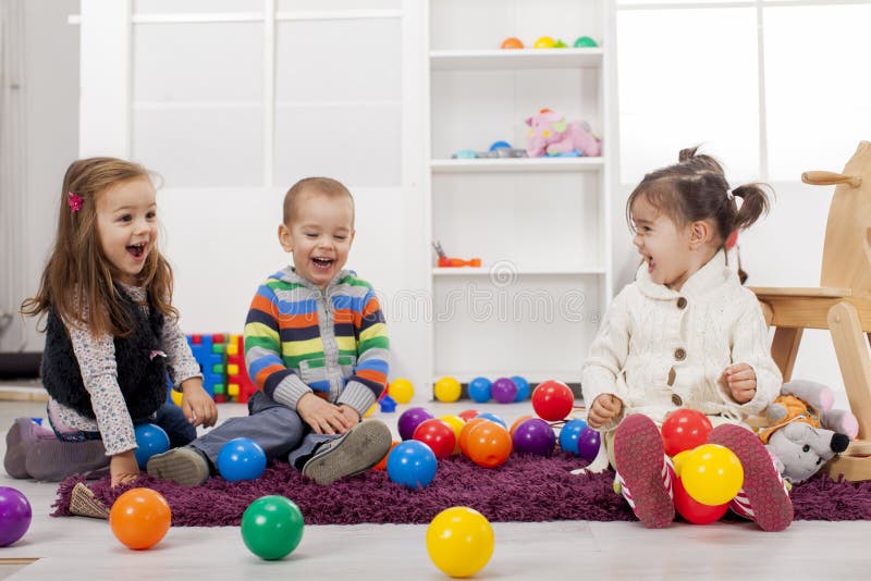 Tre Bambini che giocano nella stanza.