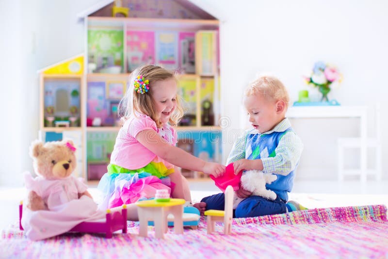 Kids playing with stuffed animals and doll house royalty free stock photography Kids playing with stuffed animals and doll house royalty free stock photography
