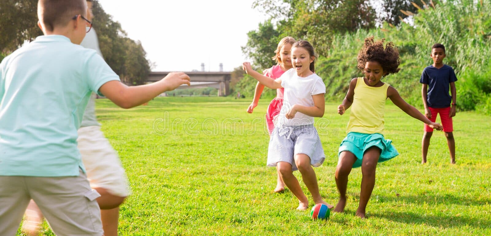 Grupo De Bolas Coloridas Para a Criança Foto de Stock - Imagem de alegre,  playground: 153553718