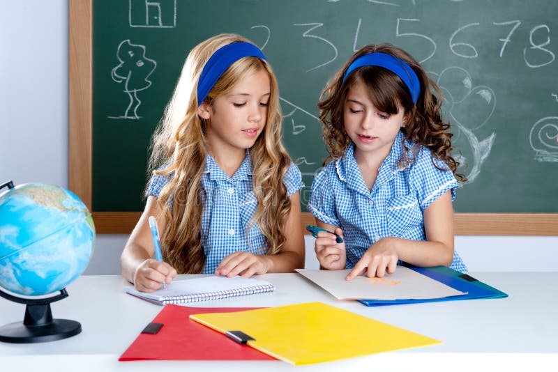 Estudiantes en la clase ayúdamos cada próximo sobre el escritorio.