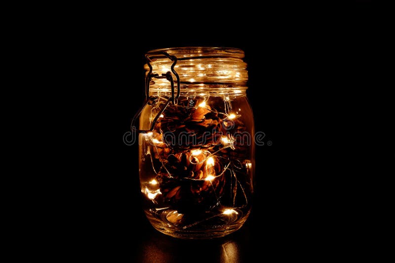 Kiefern-Kegel mit feenhaftem Licht in Mason Jar lizenzfreie stockfotos Kiefern-Kegel mit feenhaftem Licht in Mason Jar lizenzfreie stockfotos