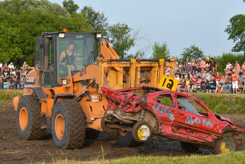 Kierowca demolition Derby. Rozbiórkowi Derby samochody zabawiają tłumu przy Potrójnym S jarmarkiem, rodeo & Selkirk miasteczko, MB, Kanada