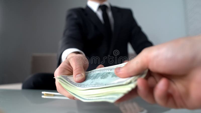 Kierownictwo bierze pieniądze, łapówkarstwo i bezprawnego biznes wśród starszych urzędników, obraz royalty free Kierownictwo bierze pieniądze, łapówkarstwo i bezprawnego biznes wśród starszych urzędników, obraz royalty free
