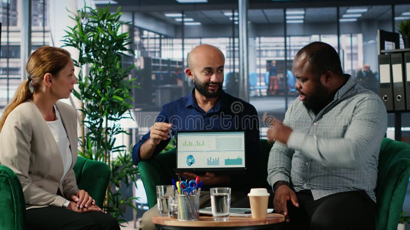 Kierownicza grupa biznesowa w oficjalnym biurze koncentruje się na planowaniu strategicznym zbiory wideo