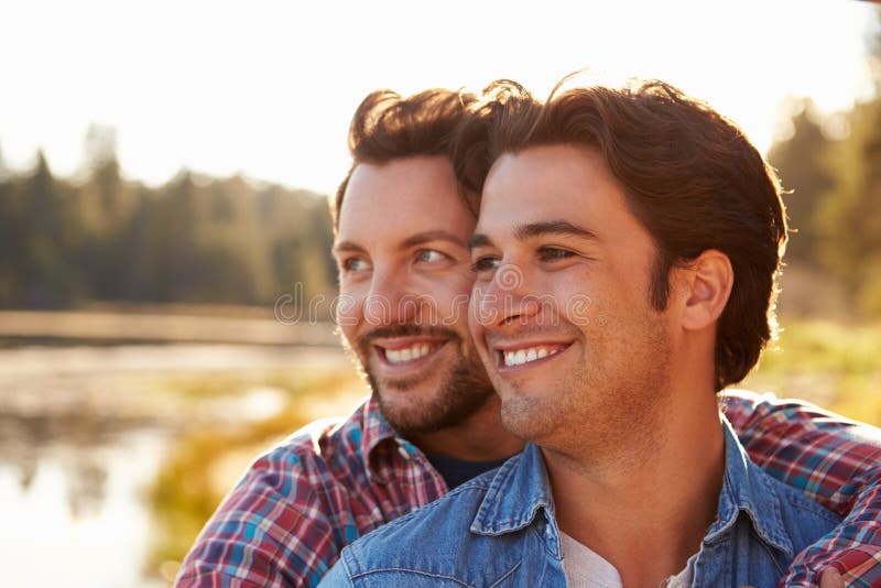 Kierowniczy I ramiona strzał Romantyczna Męska Homoseksualna para zdjęcie stock Kierowniczy I ramiona strzał Romantyczna Męska Homoseksualna para zdjęcie stock
