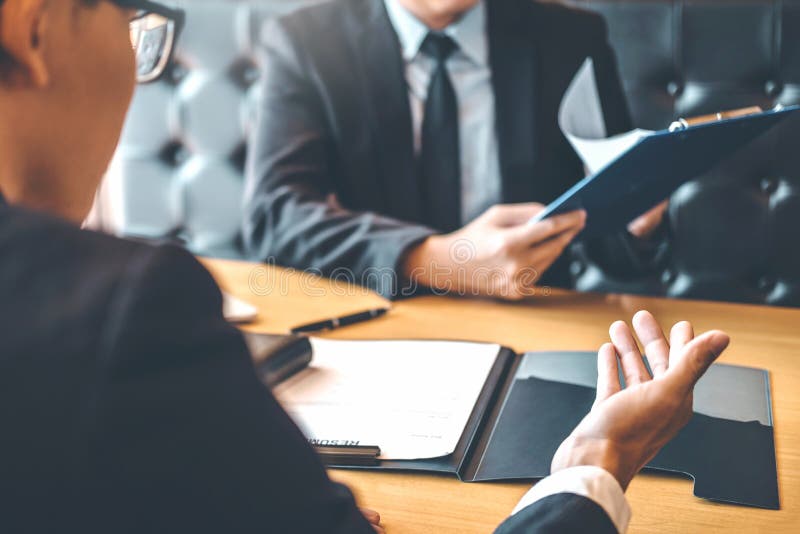 Kierownik wyższego szczebla czyta życiorys podczas akcydensowego wywiadu pracownika obraz stock