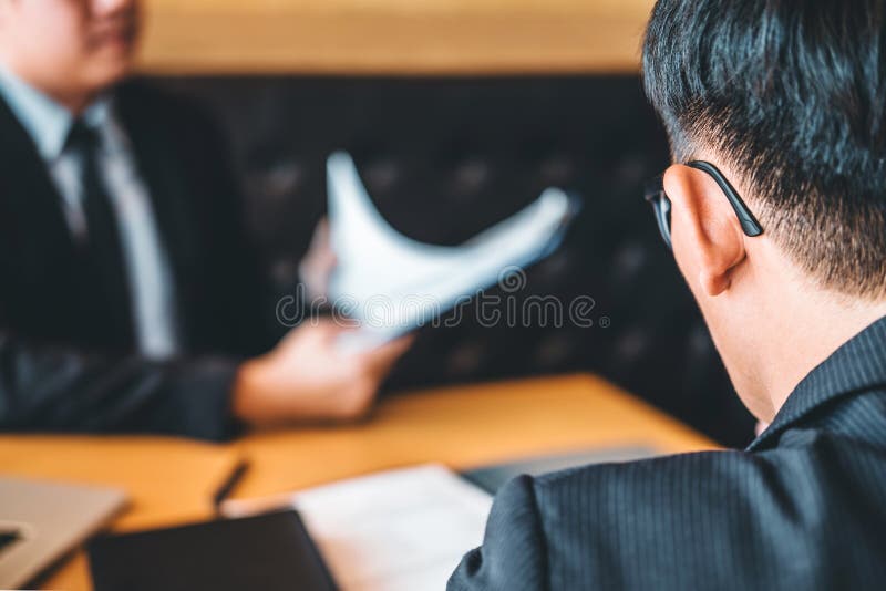 Kierownik wyższego szczebla czyta życiorys podczas akcydensowego wywiadu pracownika obrazy stock