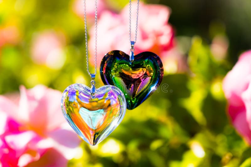 Kierowy krystaliczny szkło refract światło słoneczne ogródu różanego tło - światła słonecznego zegarowego backgroundheart krystal zdjęcia stock Kierowy krystaliczny szkło refract światło słoneczne ogródu różanego tło - światła słonecznego zegarowego backgroundheart krystal zdjęcia stock