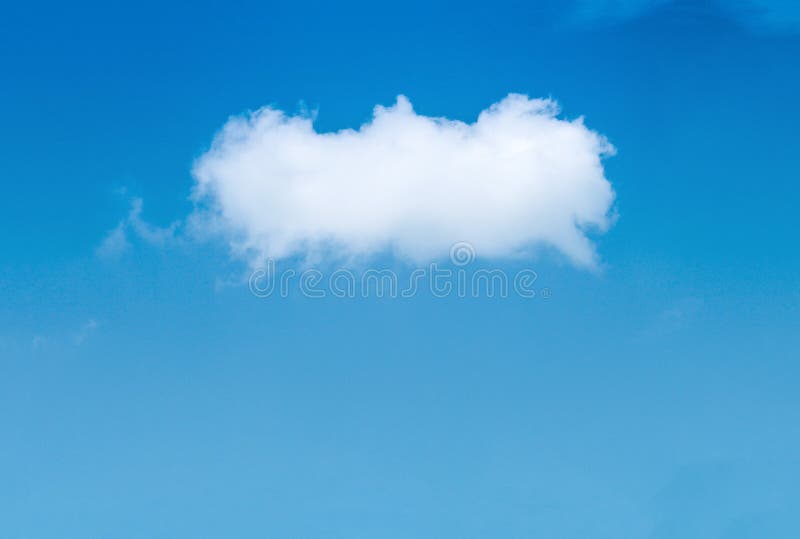Kies witte wolkenpatronen op heldere blauwe hemelachtergrond in uit de zomerdag en exemplaarruimte royalty-vrije stock fotografie Kies witte wolkenpatronen op heldere blauwe hemelachtergrond in uit de zomerdag en exemplaarruimte royalty-vrije stock fotografie