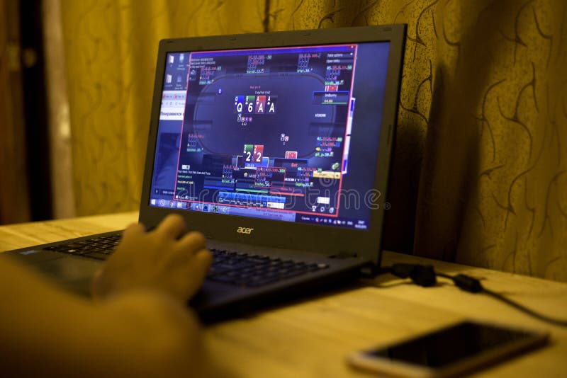Kiev, de Oekra?ne 05 12 2019: meisje die online pook voor laptop Illustratief Hoofdartikel spelen stock foto's Kiev, de Oekra?ne 05 12 2019: meisje die online pook voor laptop Illustratief Hoofdartikel spelen stock foto's