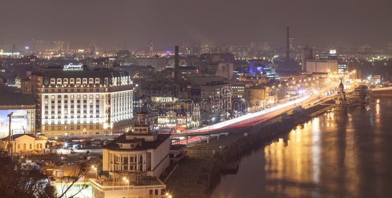 KIEV, de OEKRAÏNE - Februari 25, 2015: Panorama van de Zoom - historisch district van Kiev stock foto KIEV, de OEKRAÏNE - Februari 25, 2015: Panorama van de Zoom - historisch district van Kiev stock foto
