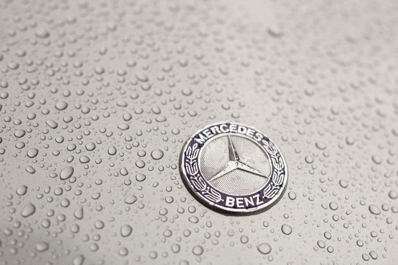 Kiev, de Oekraïne - 03 NOVEMBER, 2017: Close-upembleem van de moderne auto van luxemercedes-benz met grijze natte kap stock fotografie Kiev, de Oekraïne - 03 NOVEMBER, 2017: Close-upembleem van de moderne auto van luxemercedes-benz met grijze natte kap stock fotografie