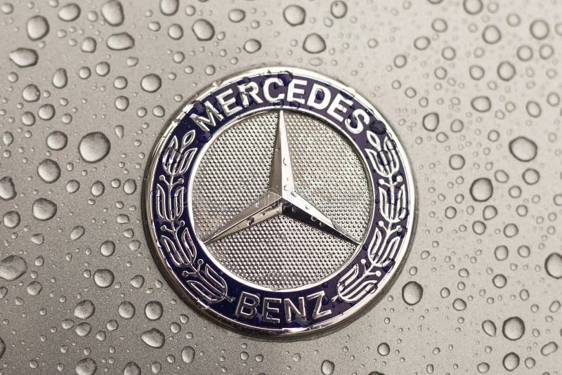 Kiev, de Oekraïne - 03 NOVEMBER, 2017: Close-upembleem van de moderne auto van luxemercedes-benz met grijze natte kap royalty-vrije stock afbeelding Kiev, de Oekraïne - 03 NOVEMBER, 2017: Close-upembleem van de moderne auto van luxemercedes-benz met grijze natte kap royalty-vrije stock afbeelding