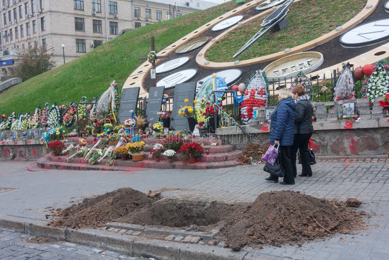 Kiev, de Oekraïne - Oktober 22, 2014: Het gedenkteken aan die doodde tijdens de revolutie van 2014 de straat Institutska stock afbeeldingen Kiev, de Oekraïne - Oktober 22, 2014: Het gedenkteken aan die doodde tijdens de revolutie van 2014 de straat Institutska stock afbeeldingen