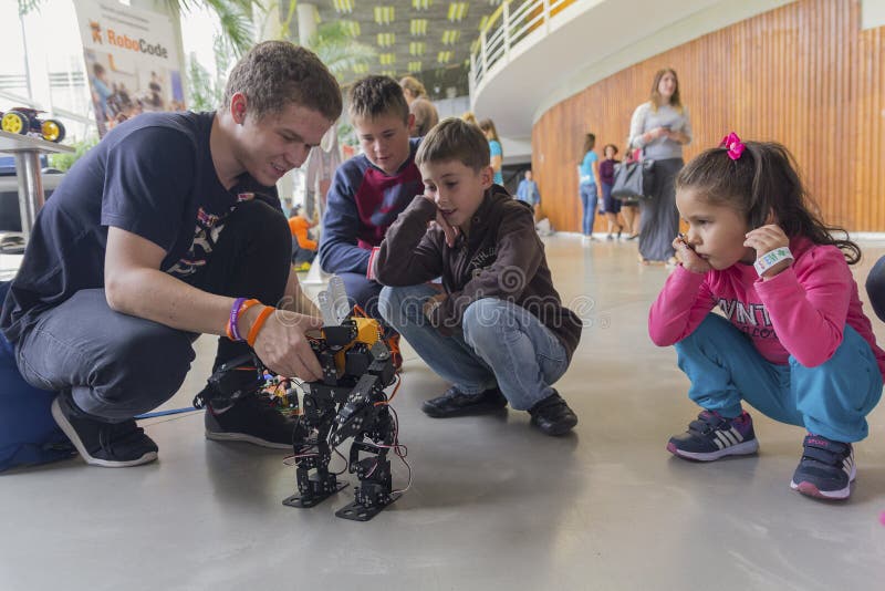 Kiev, de Oekraïne - September 30, 2017: De kinderen worden van robotica op de hoogte brengen die stock fotografie Kiev, de Oekraïne - September 30, 2017: De kinderen worden van robotica op de hoogte brengen die stock fotografie