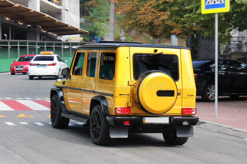 Kiev, de Oekraïne September, 2017 Mercedes G AMG SUV in een exclusieve gele kleur Privé auto op de weg royalty-vrije stock afbeelding Kiev, de Oekraïne September, 2017 Mercedes G AMG SUV in een exclusieve gele kleur Privé auto op de weg royalty-vrije stock afbeelding