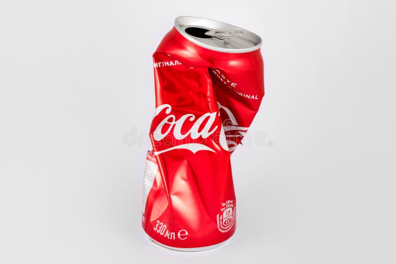 KIEV, UCRÂNIA - 25 de junho de 2019: Coca-cola amassada de 330 ml em fundo branco