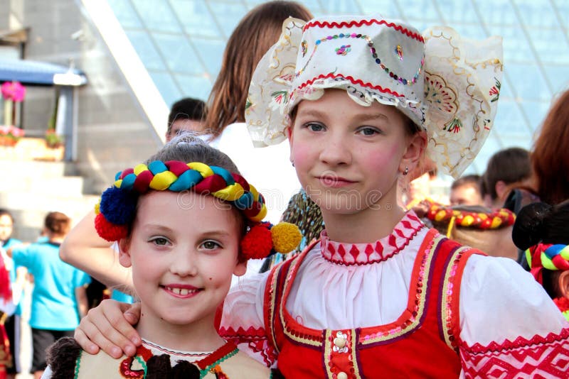 Kiev, Ucraina, 29 05 2011 due ragazze in costumi nazionali ucraini e russi fotografia stock libera da diritti Kiev, Ucraina, 29 05 2011 due ragazze in costumi nazionali ucraini e russi fotografia stock libera da diritti