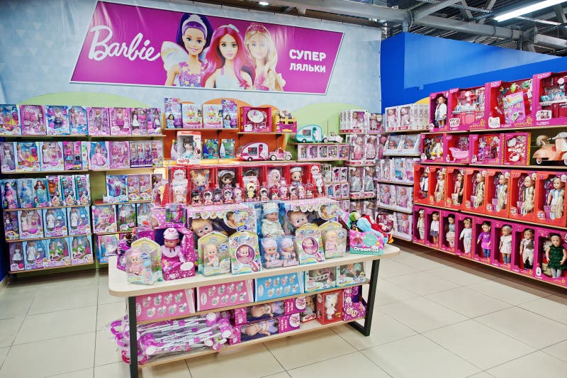 Kiev, Ucraina - 16 gennaio 2018: I clienti comperano per i giocattoli Dipartimento per le ragazze, le bambole Barbie ed altra in fotografia stock Kiev, Ucraina - 16 gennaio 2018: I clienti comperano per i giocattoli Dipartimento per le ragazze, le bambole Barbie ed altra in fotografia stock