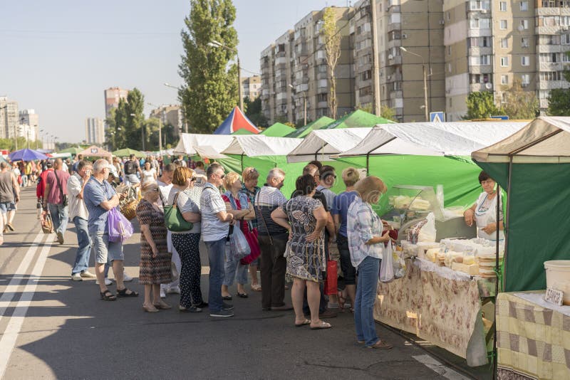 Kiev, Ucraina - 10 giugno 2018 la gente sta in una coda lunga per alimento nel mercato immagini stock
