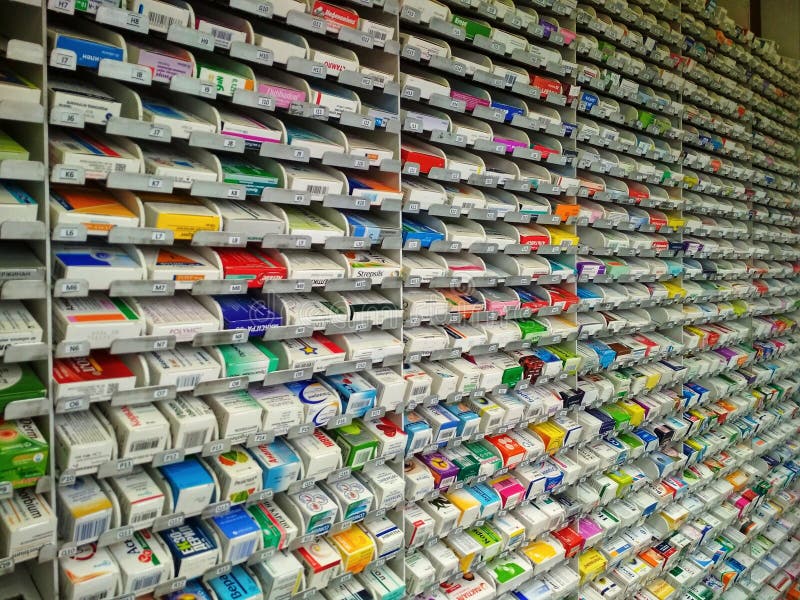 KIEV, UCRAINA - 20 giugno 2019: un robot della farmacia nelle medicine delle edizioni di una farmacia fotografia stock libera da diritti KIEV, UCRAINA - 20 giugno 2019: un robot della farmacia nelle medicine delle edizioni di una farmacia fotografia stock libera da diritti