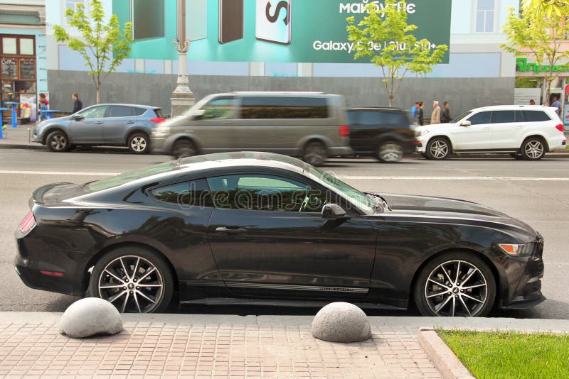 Kiev, Ucraina - 3 maggio 2019: Ford Mustang nero nella città fotografia stock Kiev, Ucraina - 3 maggio 2019: Ford Mustang nero nella città fotografia stock