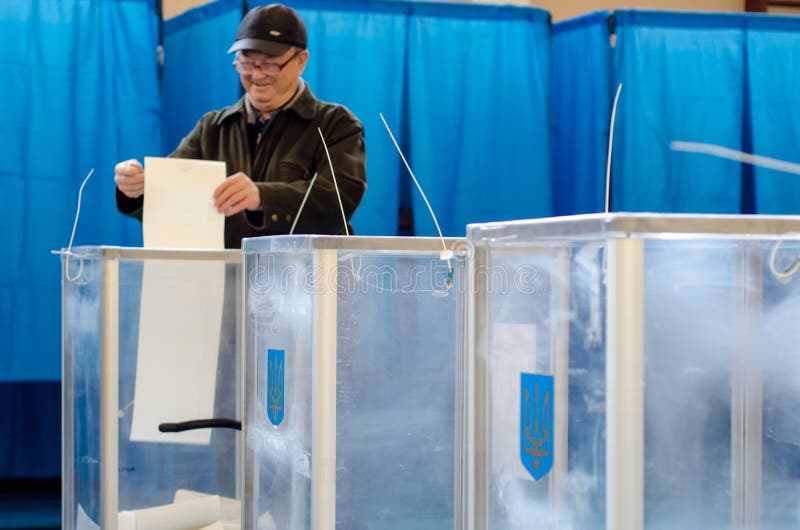 Kiev, Ucraina - 31 marzo 2019: Voto di 2019 persone sulle elezioni presidenziali ucraine immagini stock libere da diritti Kiev, Ucraina - 31 marzo 2019: Voto di 2019 persone sulle elezioni presidenziali ucraine immagini stock libere da diritti