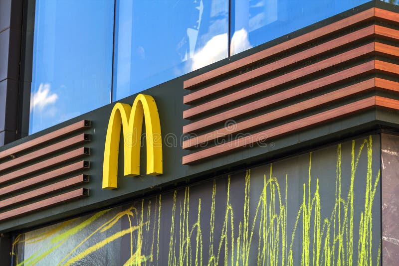Kiev, Ucraina - 15 ottobre 2017: Logo di McDonald's McDonald's è fotografia stock Kiev, Ucraina - 15 ottobre 2017: Logo di McDonald's McDonald's è fotografia stock