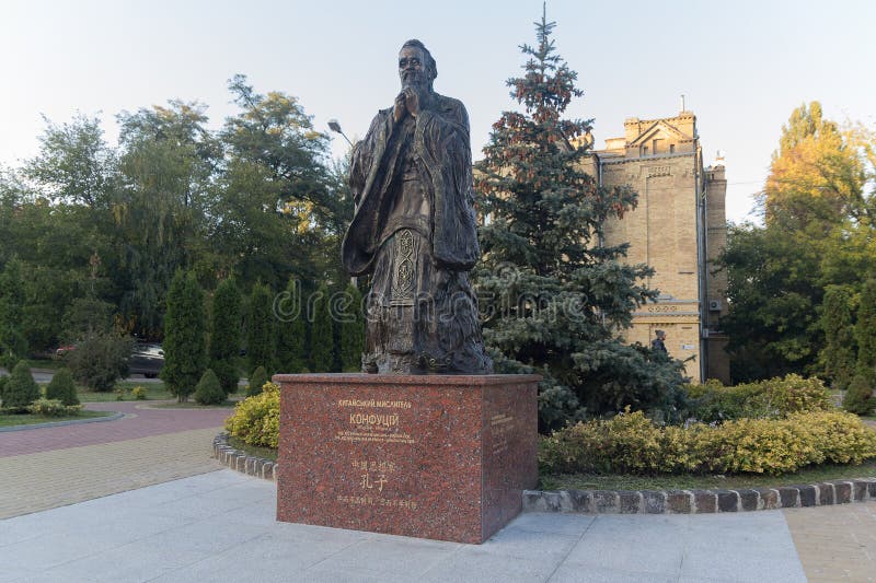Kiev, Ucraina - 5 ottobre 2018: Un monumento al filosofo cinese a Confucio del politecnico nazionale immagini stock Kiev, Ucraina - 5 ottobre 2018: Un monumento al filosofo cinese a Confucio del politecnico nazionale immagini stock
