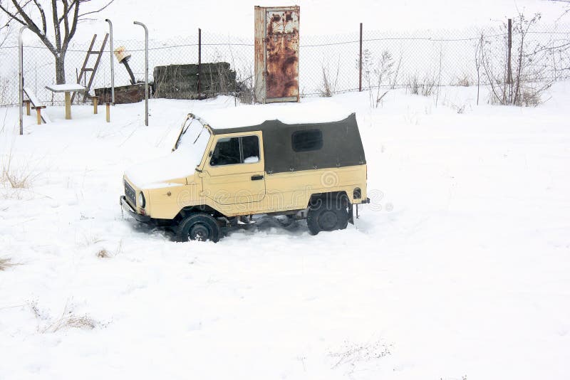 Kiev, Ucrania; 10 de abril de 2014 Coche viejo Luaz 969 en la nieve fotos de archivo Kiev, Ucrania; 10 de abril de 2014 Coche viejo Luaz 969 en la nieve fotos de archivo