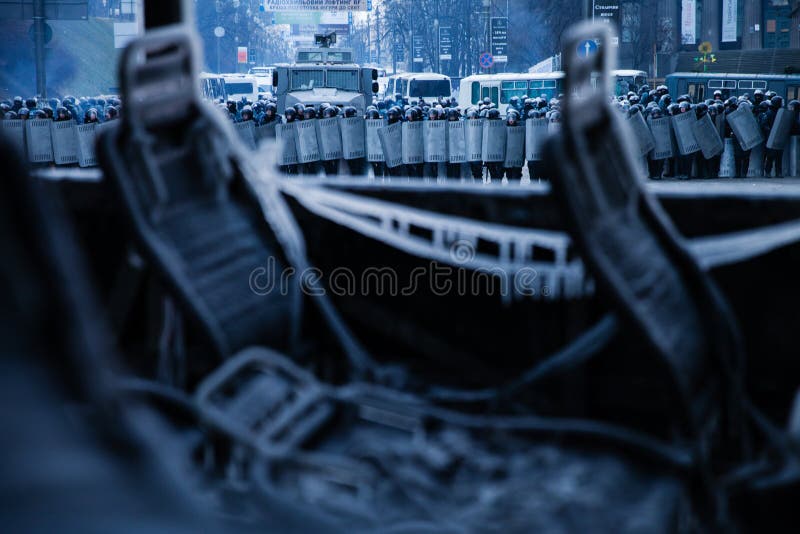 KIEV, UCRANIA - 20 de enero de 2014: La mañana después del violento imagenes de archivo KIEV, UCRANIA - 20 de enero de 2014: La mañana después del violento imagenes de archivo