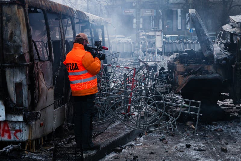 KIEV, UCRANIA - 20 de enero de 2014: La mañana después del violento foto de archivo KIEV, UCRANIA - 20 de enero de 2014: La mañana después del violento foto de archivo