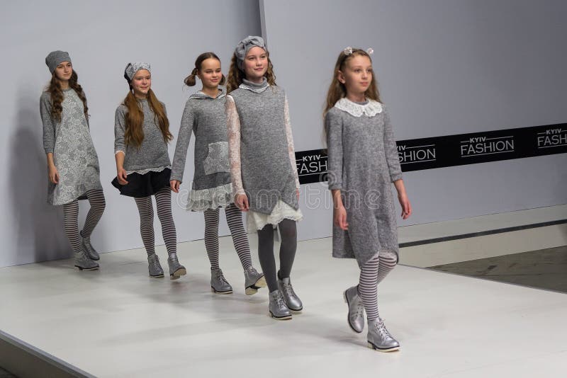 Kiev, Ucrania - 8 De Febrero De 2018: Los Niños La Ropa De Moda Para Los Niños En El Podio Foto de archivo editorial - Imagen de modelo, ropa: 113793038