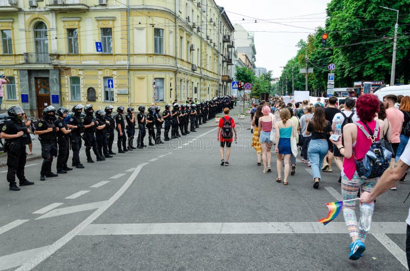 Kiev, Ucrania - 23 de junio de 2019 Marzo de la igualdad Marcha KyivPride de LGBT Desfile alegre Las filas de policías guardan a imágenes de archivo libres de regalías Kiev, Ucrania - 23 de junio de 2019 Marzo de la igualdad Marcha KyivPride de LGBT Desfile alegre Las filas de policías guardan a imágenes de archivo libres de regalías