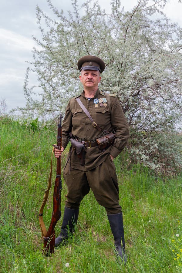 Kiev, Ucrania - 9 de mayo de 2018: Hombre bajo la forma de oficial del ejército rojo de la Segunda Guerra Mundial en la reconstru imagenes de archivo Kiev, Ucrania - 9 de mayo de 2018: Hombre bajo la forma de oficial del ejército rojo de la Segunda Guerra Mundial en la reconstru imagenes de archivo