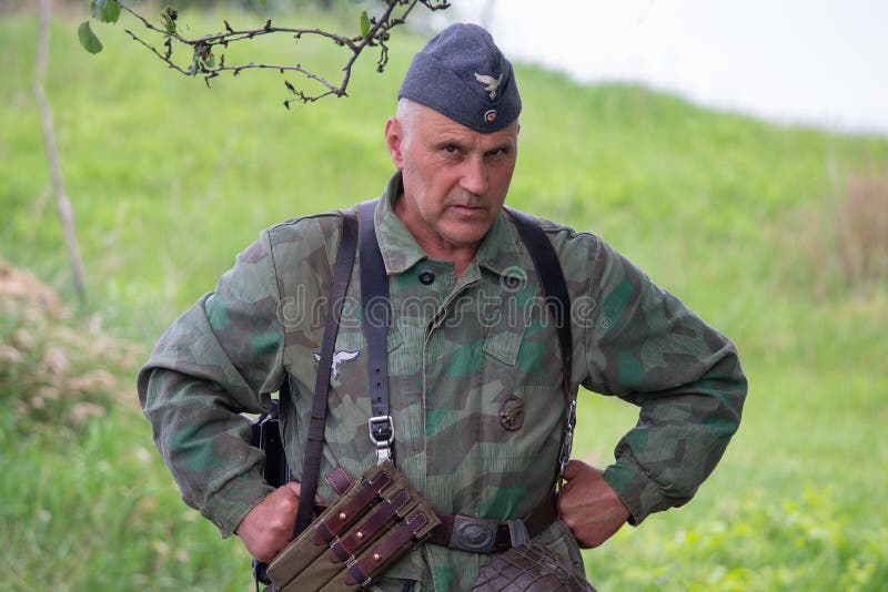 Kiev, Ucrania - 9 de mayo de 2018: Hombre bajo la forma de paracaidista de Wehrmacht durante la reconstrucción histórica fotos de archivo Kiev, Ucrania - 9 de mayo de 2018: Hombre bajo la forma de paracaidista de Wehrmacht durante la reconstrucción histórica fotos de archivo