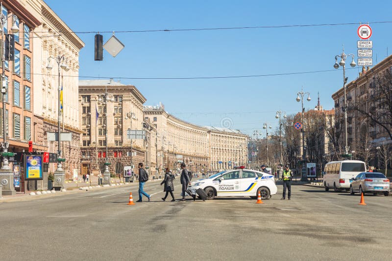Kiev, Ucrania - 6 de mayo de 2017: La calle central de Kyiv capital ucraniano Khreschatyk se cerró para el tráfico en coche polic foto de archivo Kiev, Ucrania - 6 de mayo de 2017: La calle central de Kyiv capital ucraniano Khreschatyk se cerró para el tráfico en coche polic foto de archivo
