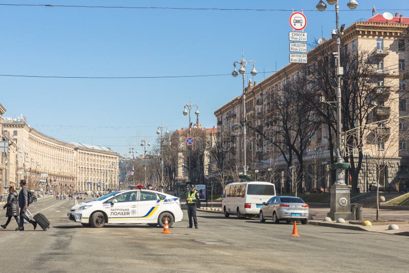 Kiev, Ucrania - 6 de mayo de 2017: La calle central de Kyiv capital ucraniano Khreschatyk se cerró para el tráfico en coche polic fotos de archivo Kiev, Ucrania - 6 de mayo de 2017: La calle central de Kyiv capital ucraniano Khreschatyk se cerró para el tráfico en coche polic fotos de archivo