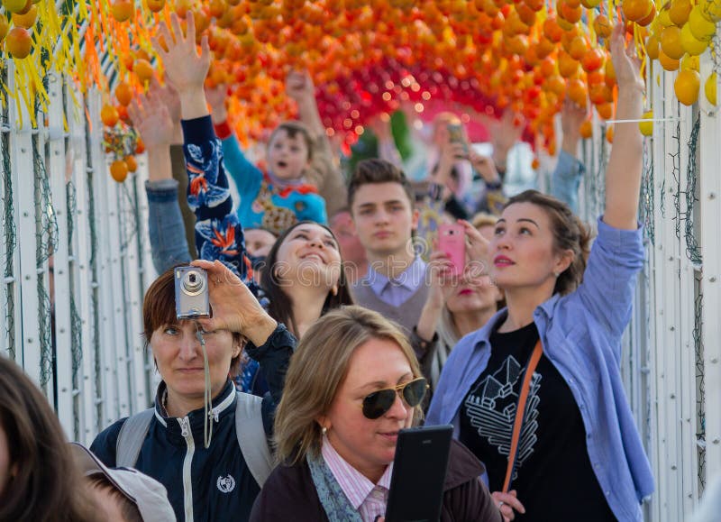 Kiev, Ucrania - 1 de mayo de 2016: La gente camina a través del túnel simbólico de los huevos de Pascua imagen de archivo Kiev, Ucrania - 1 de mayo de 2016: La gente camina a través del túnel simbólico de los huevos de Pascua imagen de archivo