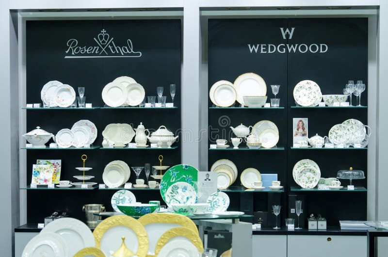 Kiev, Ucrania - 4 de noviembre de 2018: Platos de Wedgwood y de Rosenthal en venta en la tienda fotos de archivo Kiev, Ucrania - 4 de noviembre de 2018: Platos de Wedgwood y de Rosenthal en venta en la tienda fotos de archivo