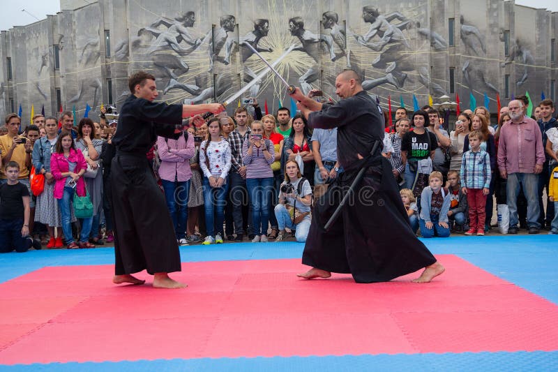 Kiev, Ucrania - 7 de septiembre de 2018: Los amos de la espada japonesa muestran el día de la maestría y del festival de Japón fotografía de archivo libre de regalías Kiev, Ucrania - 7 de septiembre de 2018: Los amos de la espada japonesa muestran el día de la maestría y del festival de Japón fotografía de archivo libre de regalías