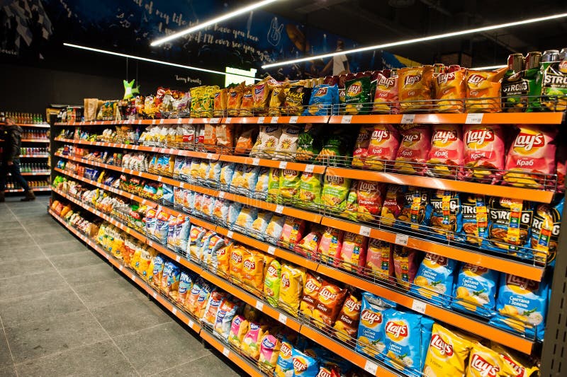 Kiev, Ucrania - 4 de setiembre de 2019: Supermercado de Silpo. Tentempiés y gaseosas en el estante de un supermercado foto de archivo libre de regalías Kiev, Ucrania - 4 de setiembre de 2019: Supermercado de Silpo. Tentempiés y gaseosas en el estante de un supermercado foto de archivo libre de regalías