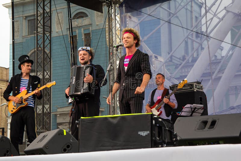 Kiev, Ucrânia - 12 de maio de 2018: Executores novos na fase do festival de música de Kleizmer imagens de stock royalty free Kiev, Ucrânia - 12 de maio de 2018: Executores novos na fase do festival de música de Kleizmer imagens de stock royalty free