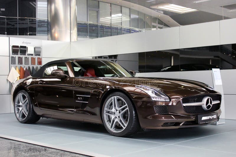 Kiev Ukraina; Januari 20, 2016; Mercedes-Benz SLS 6 Roadster för 3 AMG på väggbakgrund royaltyfria bilder Kiev Ukraina; Januari 20, 2016; Mercedes-Benz SLS 6 Roadster för 3 AMG på väggbakgrund royaltyfria bilder