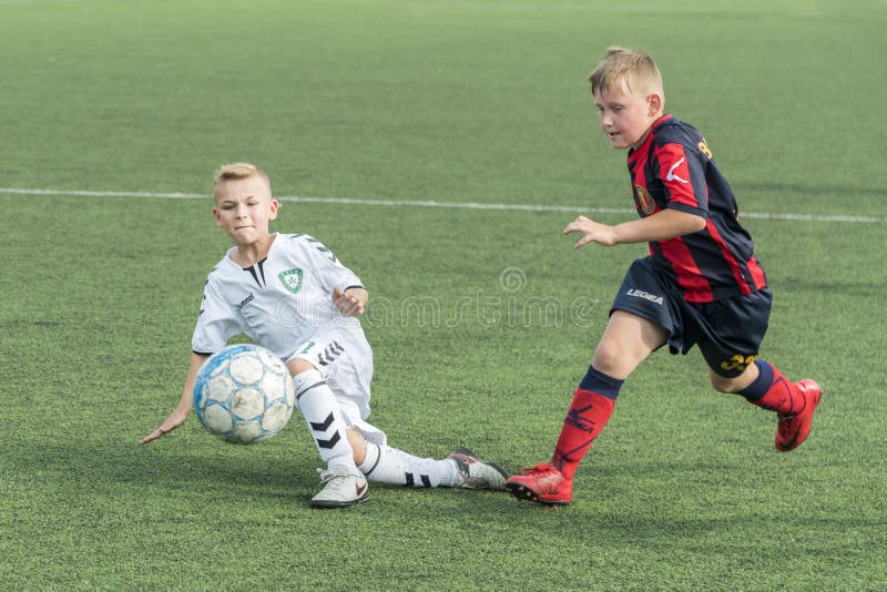Kiev Ukraina - Juni 28, 2018 barn spelar fotboll Två pojkar som spelar fotboll royaltyfri fotografi