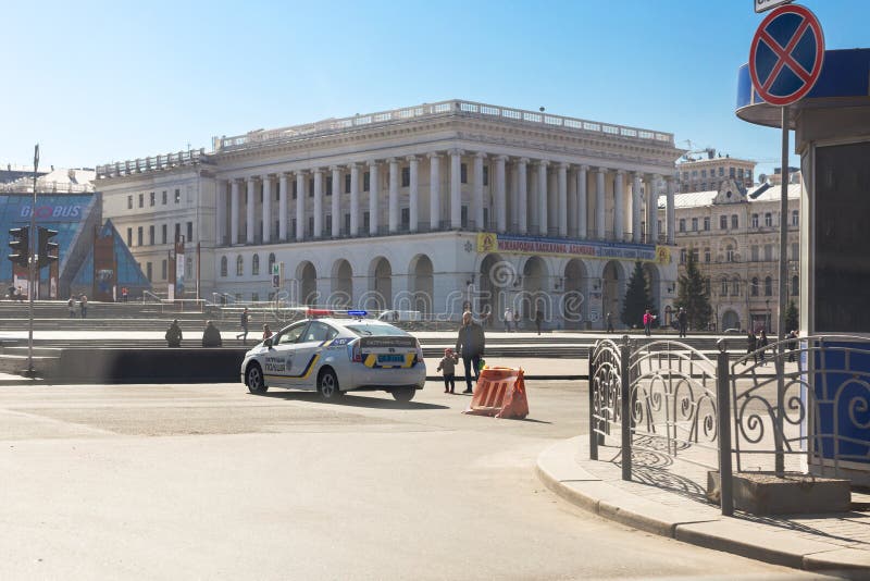 Kiev Ukraina - Maj 06, 2017: Den centrala gatan av ukrainska huvudKyiv Khreschatyk stängde sig för trafik med polisbilen och royaltyfri foto Kiev Ukraina - Maj 06, 2017: Den centrala gatan av ukrainska huvudKyiv Khreschatyk stängde sig för trafik med polisbilen och royaltyfri foto