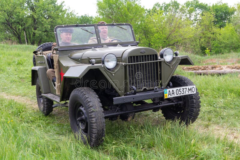Kiev Ukraina - Maj 9, 2018: Reconstructors på detgjorda av-väg medlet GAZ-67 arkivbilder Kiev Ukraina - Maj 9, 2018: Reconstructors på detgjorda av-väg medlet GAZ-67 arkivbilder