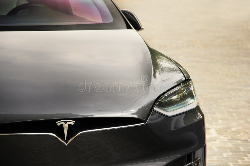 Kiev Ukraina - Maj 3, 2019: Tesla Model X p? gatan av huvudstaden royaltyfria bilder Kiev Ukraina - Maj 3, 2019: Tesla Model X p? gatan av huvudstaden royaltyfria bilder